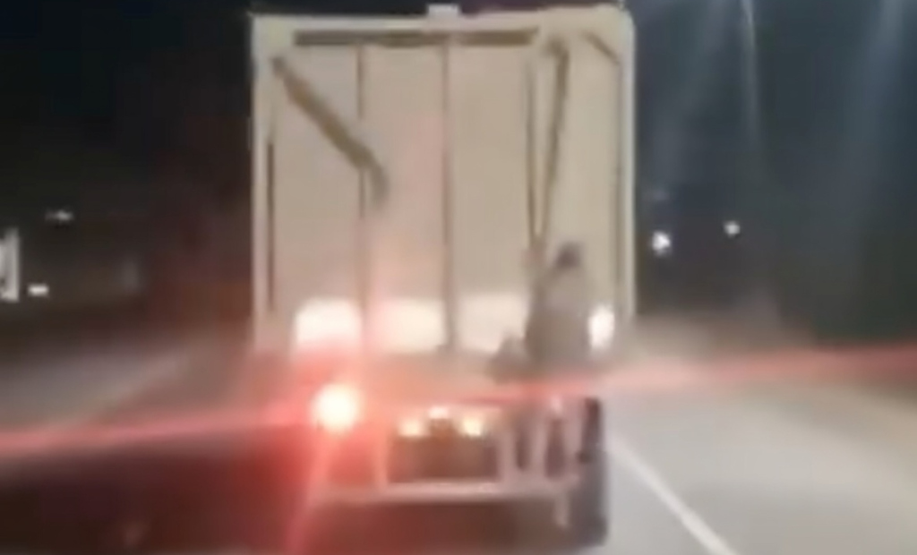 Filman a un hombre viajando colgado de un carro cañero en la ex ruta 38